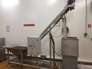 poste de chargement mobile dans une usine agro alimentaire avec vis mécanique flexible vers une  trémie vide sac vers un container alimentant une cuve de noix broyées