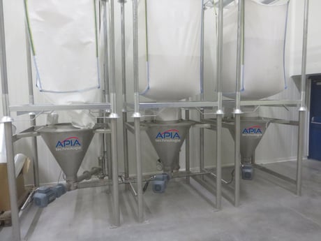 3 videuses big-bag alignés en zone de stockage alimentaire