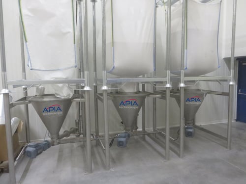 trois stations de vidange bigbags alignées dans une zone des stockage