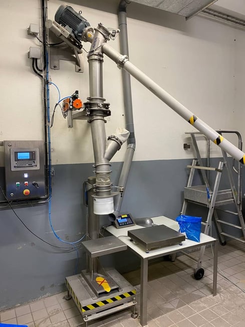 Ensacheuse peseuse semi-automatique pour préparer de pré-doses de mélange d'épices dans une usine de fabrication de saucissons