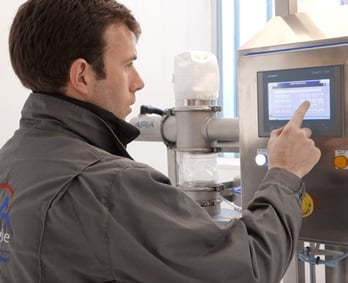 Un opérateur est en train de lancer une production à partir d'un automate