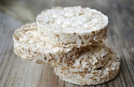 trois galettes de riz Bio Camargue posées sur une table