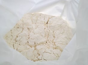 poudre de colostrum dans un sac