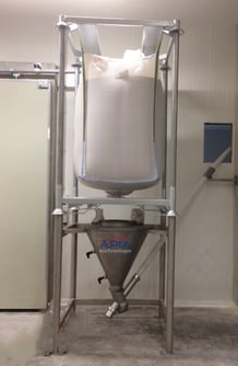 Station de vidange big bag de fabrication APIA Technologie contenant du riz pour alimenter une conditionneuse