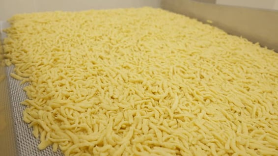 Les pâtes fraîches de type Spaetzle sur la ligne de production Stoeffler à Obernai