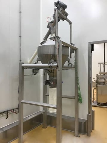 Trémie pesée de farine pour préparer les batchs qui seront emmenés par bacs mobiles vers le mélangeur de préparation des pâtes fraîches