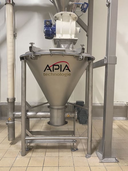 Trémie tampon vide-sacs connectée au transfert pneumatique de farine chez un client APIA Technologie