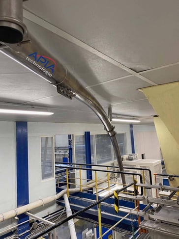 Vis flexible de transfert de sucre dans tube inox, contournant une passerelle technique chez Tereos
