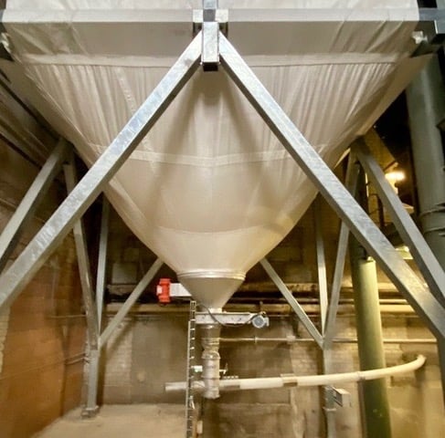 une vis de transfert de poudres alimente les conditionneuses à partir d'un silo de stockage de farine