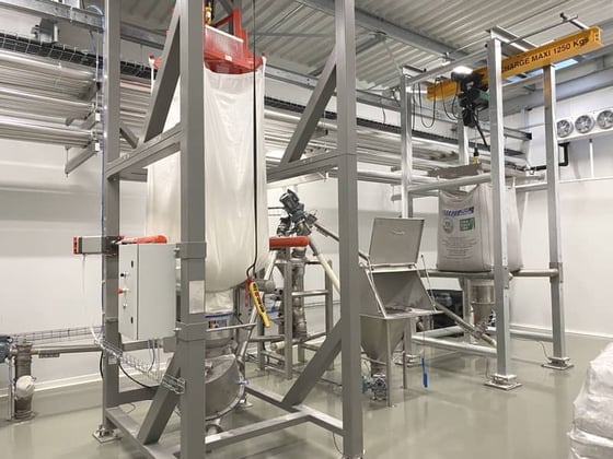 Vue de la plateforme des stockage et des installations pour la vidange des bigbags de sucre et poudre de lait 26% et pour le dessachage de la poudre de lait 0%. 