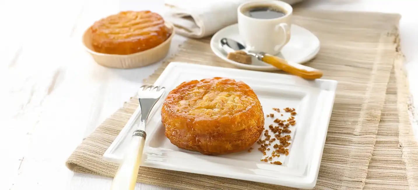 Un Kouign Amann breton sur une table de goûter