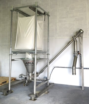 station de vidange bigbag de sucre bio chez le confiturier Favols pour remplir des bac europ installée par APIA Technologie