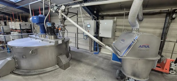 Vue depuis la passerelle du process d'alimentation de la cuve de mélange farine pour la préparation levain avec le vide-sacs existant et la nouvelle vis de transfert à l'arrivée sur la cuve