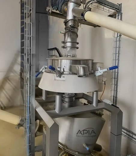 Tamiseur intercalé entre l'arrivée de semoule depuis le bigbag et le départ vers l'ensacheuse