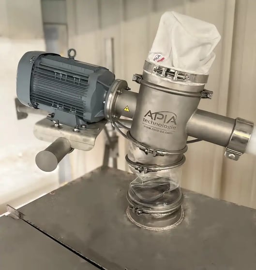 Point de connexion de la vis de transfert poudres au mélangeur avec une manchette souple