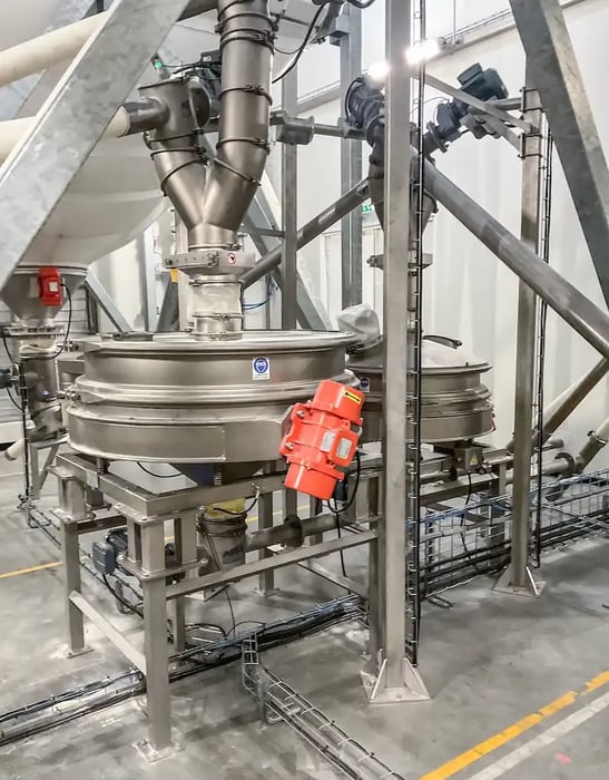 Les tamiseurs farine et sucre côte à côte alimentés par vis flexibles APIA Technologie depuis les silos souples de stockage