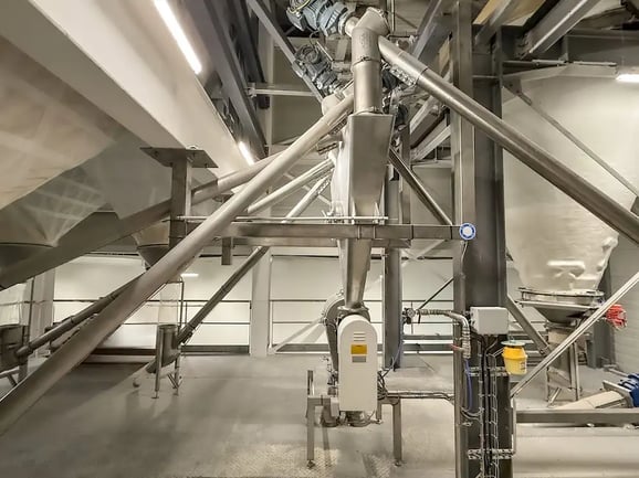 Installation APIA Technologie chez Realdyme avec le 6 vis de transfert de poudres micronisées en provenance des silos alimentant la trémie collectrice qui centralise les produits pour les envoyez vers le tamiseur rotatif