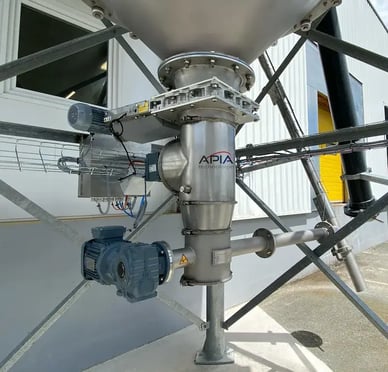 Reprise sous un silo extérieur agroalimentaire avec un dispositif apia technologie pour casser les blocs en sortie et avant transfert des poudres