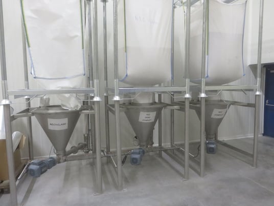 Visuel d'une installation de 3 videuses big bags dans une usine agroalimentaire