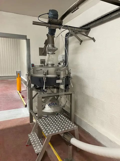 Tamiseur sur trémie fond plat avec les vis flexibles pour l'alimentation en amont et la reprise en aval sur ligne de recyclage d'amidon