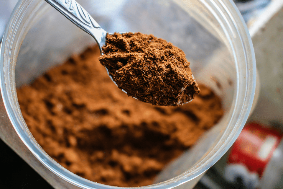 Poudre alimentaire de cacao transportée sur une ligne de production conforme à la norme europe ATEX