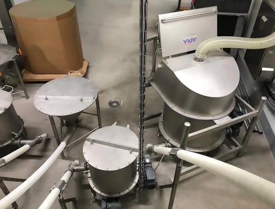 vue sur trois des cinq vide-sacs livrés par APIA Technologie avec le départ des vis de transfert vers le broyeur mélangeur