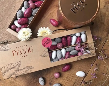 une boîte de dragées Pécou