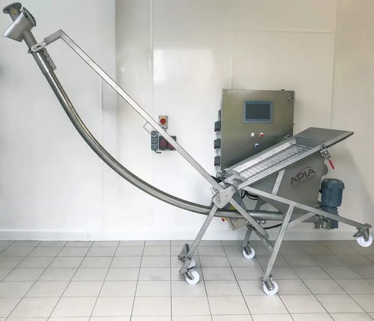 Ensemble Mobile et Basculant APIA Technologie permettant de vider des sacs de façon ergonomique et de transférer directement les poudres alimentaires vers les machines de production