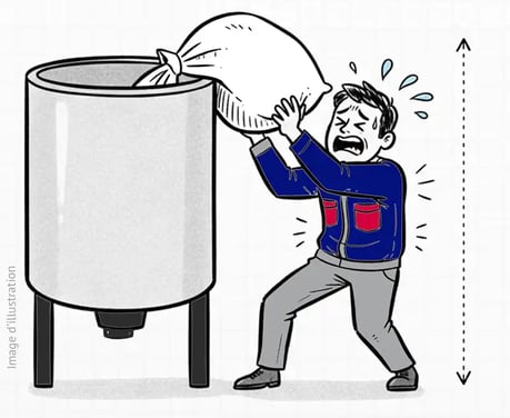 Une illustration montrant un opérateur qui peine à charger un sac de sucre dans une machine