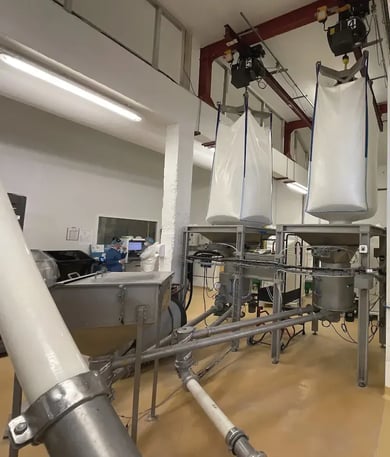 Ligne de dépotage et de transfert des poudres de lait vers le conditionnement avant les transformations visant à faciliter le démontage de la ligne