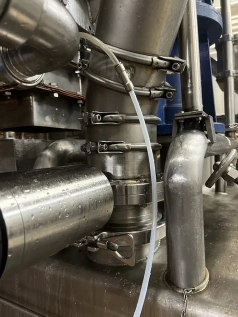 Interface d'un réseau poudres vers une cuve de mélange dans un environnement très humide avec un procédé d'isolation du réseau poudres de la partie liquide