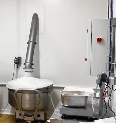 Dosage de farine dans une cuve mobile avec système de confinement en tissu filtrant