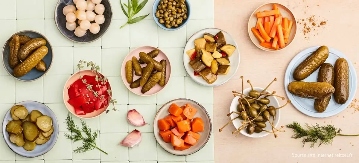 Diverses coupelles contenant des pickles de légumes variés de fabrication Reitzel