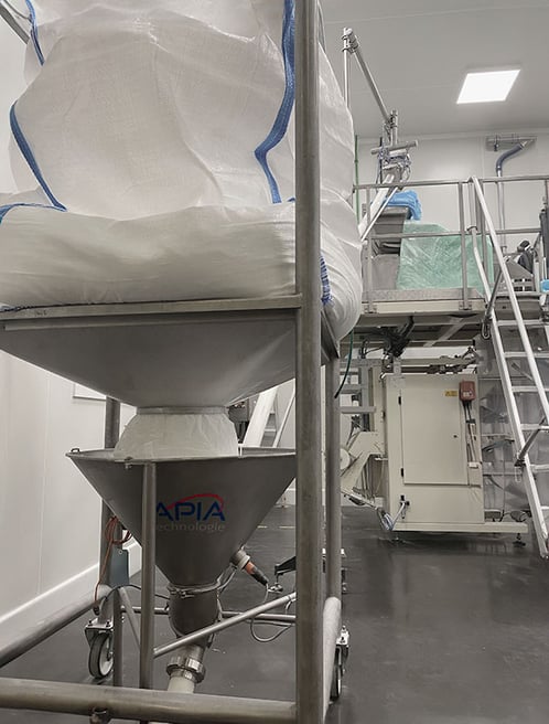 Trémie de vidange bigbag de céréales sèches et vis de transfert vers un doseur sur conditionneuse
