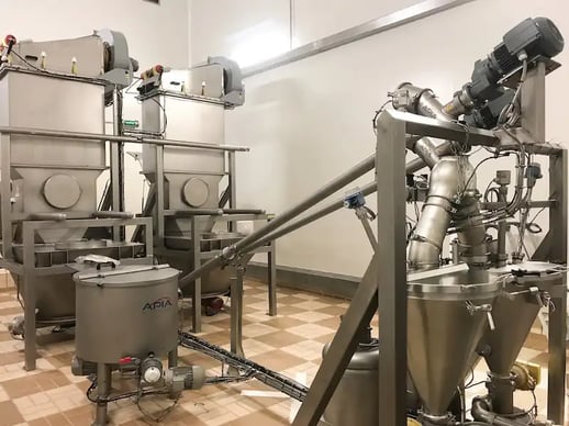 Ligne de poudrage chez Société laitière de l'Hermitage où l'on voit les deux videuses bigbags et le vide-sacs qui alimentent les deux incorporateurs.
