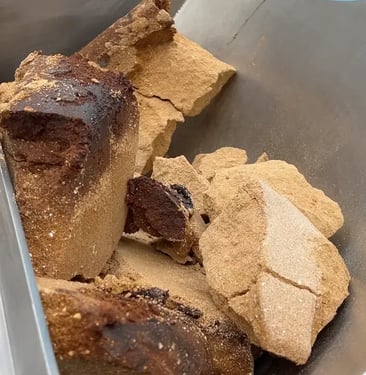 Epices prises en masse formant des blocs compacts et humides