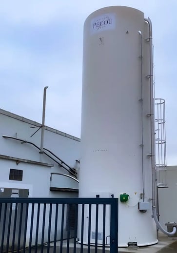 Silo extérieur en résine acquis par Les Dragées Pécou pour améliorer le stockage du sucre cristal et point de départ du réseau de transfert de sucre d'APIA Technologie