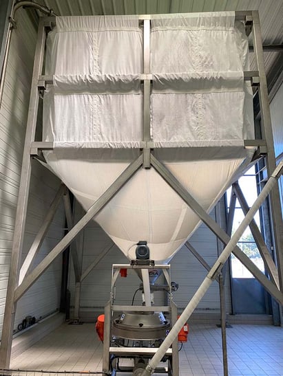 Silo souple pour stocker de la farine biscuitière avec une reprise sous silo vers un tamiseur puis une vis de reprise sous le tamiseur vers la trémie