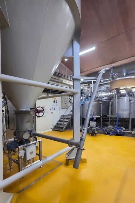 Extraction du sucre sous le silo aptunion grâce au dispositif APIA Technologie incluant un égrugeonneur et un système de transfert par vis mécanique flexible