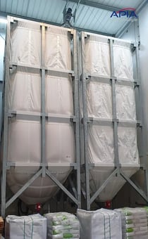deux silos souples pour stocker les graines de soja bio