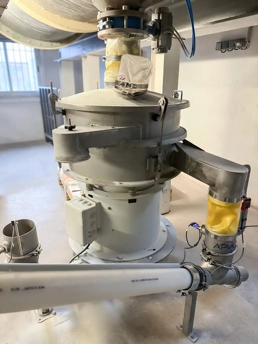 Tamiseur des farines sous le mélangeur poudres sur son nouveau support pivotant