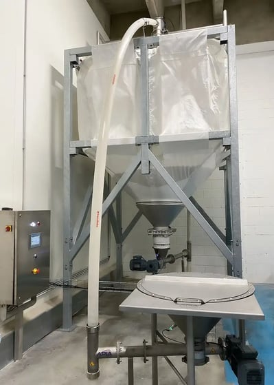 vide-sacs ergonomiques pour remplir le silo de 4 tonnes avec  du riz à sushis