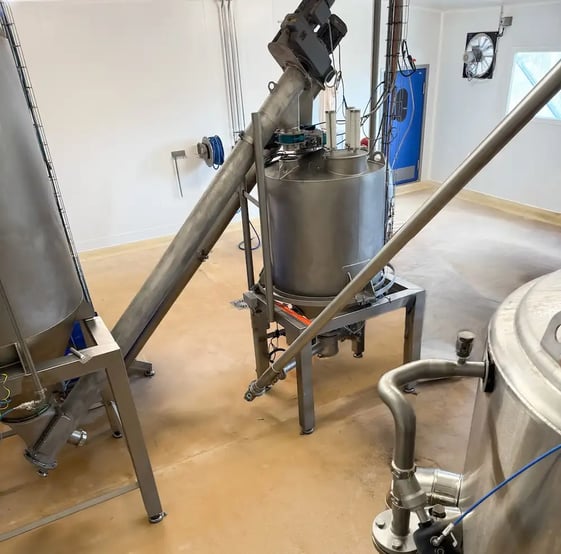 Atelier Laiterie de Saint Malo avec le trémie pesée entre la trémie tampon en amont et les cuves de mélange en aval