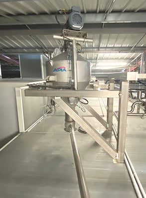 La trémie sucre avec la vis de transfert installées dans les combles techniques de l'usine Aptunion par APIA Technologie