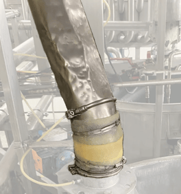 Un conduit de descente inox détérioré par une action manuelle consistant à le martelé pour débloqué le sucre colmaté dans le conduit