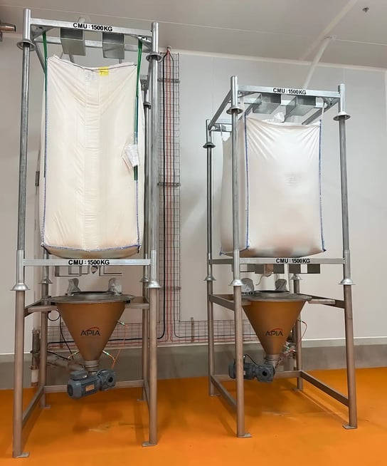 Deux videuses bigbags installées dans une zone dédiée au dépotage
