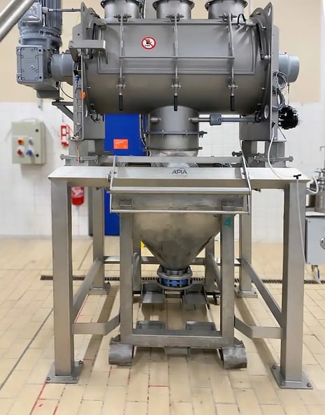 Remplissage d'une cuve mobile dans un atelier alimentaire avec déversement d'un mélange en gravitaire au travers d'un couvercle de confinement
