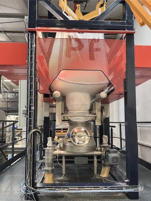 Trémie interface sous le bigbag de préparations culinaires avec les deux vis de dosage APIA Technologie qui desservent les deux doseurs de la conditionneuse