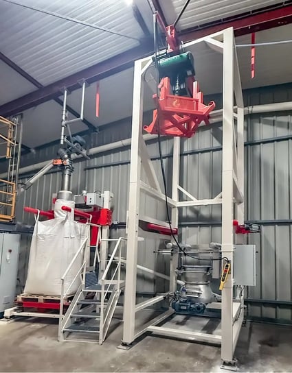 Photo de l'installation où l'on voit la videuse bigbags de farine (début de process) et la remplisseuse bigbags (fin de process)