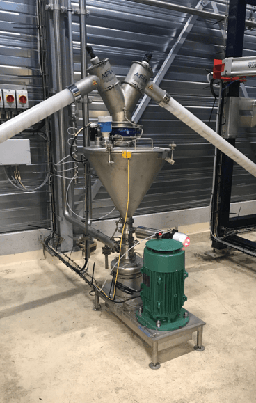 Alimentation d'un mélangeur de poudres-liquides avec la vis souple APIA